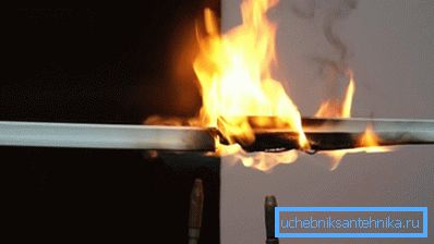 Kiedy PCV spala się, uwalniany jest toksyczny gaz.