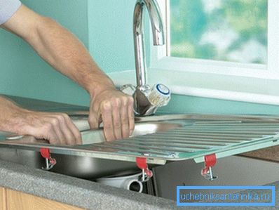 Klipy muszą być na miejscu po zainstalowaniu. Klipy muszą być na miejscu po zainstalowaniu.