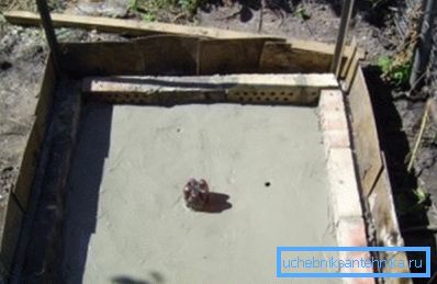 Podczas nalewania solidnej podstawy nie zapomnij wyposażyć otworu spustowego Podczas nalewania solidnej podstawy nie zapomnij wyposażyć otworu spustowego