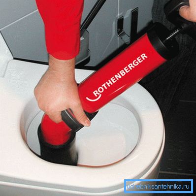 Urządzenie, na zasadzie działania przypominającego pompę, wytwarza spadek ciśnienia w rurze Urządzenie, na zasadzie działania przypominającego pompę, wytwarza spadek ciśnienia w rurze