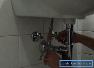Urządzenie jest podłączone tak samo jak zwykły kran. Urządzenie jest podłączone tak samo jak zwykły kran.