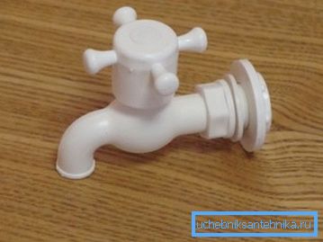 Mocowanie plastikowego kranu jest bardzo łatwe i proste Mocowanie plastikowego kranu jest bardzo łatwe i proste