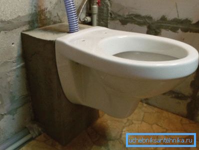 Przykład miski przymocowanej do betonowego bloku Przykład miski przymocowanej do betonowego bloku