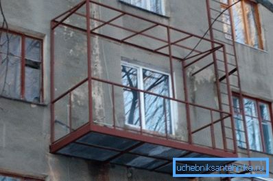 Przykład jest raczej warunkowy: w warunkach rzeczywistych obciążenia zginane na belkach próbują skompensować inne elementy strukturalne, które widzimy na zdjęciu. Przykład jest raczej warunkowy: w warunkach rzeczywistych obciążenia zginane na belkach próbują skompensować inne elementy strukturalne, które widzimy na zdjęciu.
