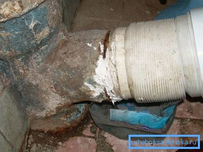 Przykład realizacji połączenia plastikowych fal z żeliwnym gniazdem Przykład realizacji połączenia plastikowych fal z żeliwnym gniazdem