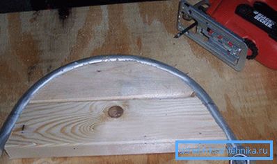 Urządzenie do gięcia kęsów stalowych i aluminiowych ze zestrzelonych desek Urządzenie do gięcia kęsów stalowych i aluminiowych ze zestrzelonych desek