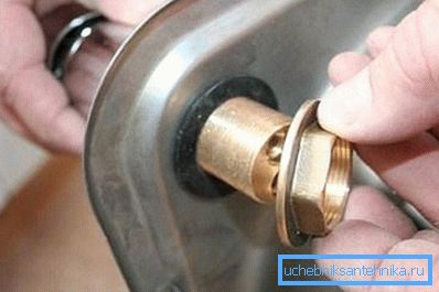 Zacisk do powierzchni powinien być wykonany za pomocą gumowej uszczelki Zacisk do powierzchni powinien być wykonany za pomocą gumowej uszczelki