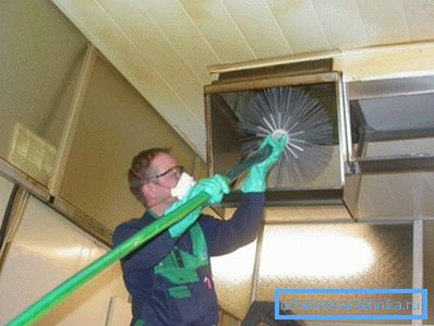Czyszczenie maski specjalną szczotką