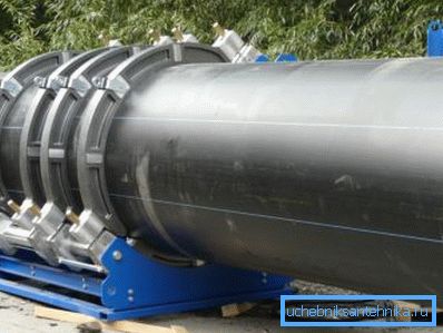Układanie sieci wodociągowej z polietylenu. Hydraulika służy do centrowania. Układanie sieci wodociągowej z polietylenu. Hydraulika służy do centrowania.