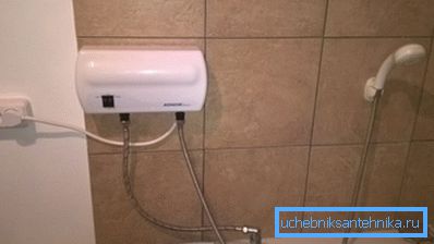 Grzejnik przepływowy w łazience na poddaszu. Grzejnik przepływowy w łazience na poddaszu.