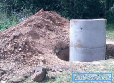 Proces budowy studni z betonowych pierścieni. Proces budowy studni z betonowych pierścieni.