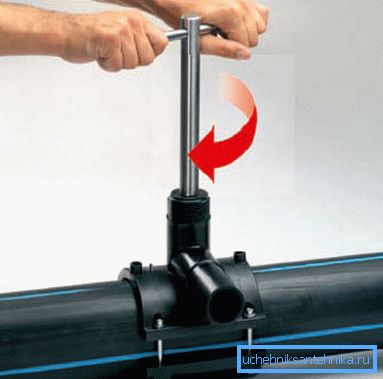 Proces tworzenia odpływu na rurze PVC