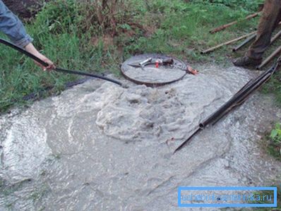 Prace nad czyszczeniem odwiertu na stronie kraju Prace nad czyszczeniem odwiertu na stronie kraju