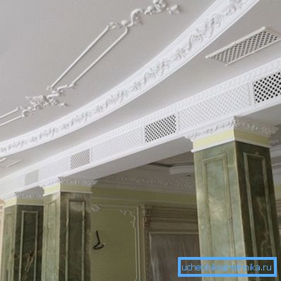 Prostokątne kratki nadają kanałowi elegancji i lekkości. Prostokątne kratki nadają kanałowi elegancji i lekkości.