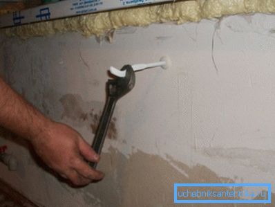 Grzejnik musi być zainstalowany na specjalnych uchwytach montażowych. Grzejnik musi być zainstalowany na specjalnych uchwytach montażowych.