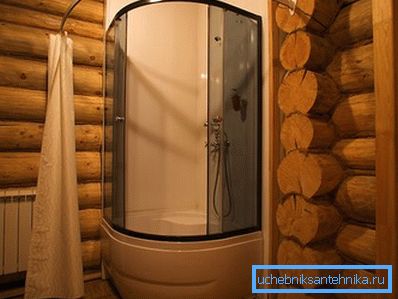 Kabina prysznicowa znajduje się w drewnianym domu Kabina prysznicowa znajduje się w drewnianym domu