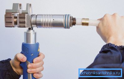 Rozwiń koniec produktu za pomocą dyszy. Rozwiń koniec produktu za pomocą dyszy.