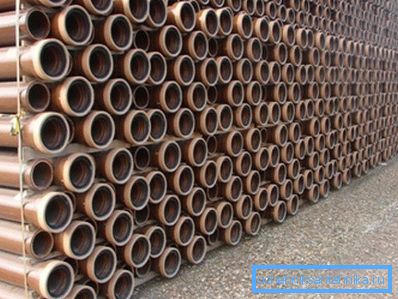 Rozsmarowana ceramiczna rura kanalizacyjna. Rozsmarowana ceramiczna rura kanalizacyjna.