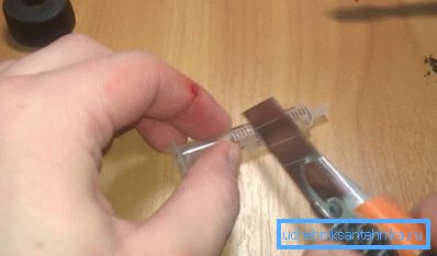 Wytnij strzykawkę w 1,5 ml przegródce Wytnij strzykawkę w 1,5 ml przegródce