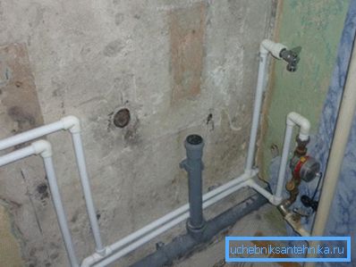 Okablowanie do podłączenia wanny i umywalki wykonane jest za pomocą rury 50 mm. Okablowanie do podłączenia wanny i umywalki wykonane jest za pomocą rury 50 mm.