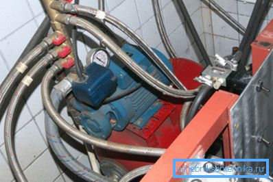 Gumowe tuleje w metalowej osłonie podczas wyposażania stacji pomp Gumowe tuleje w metalowej osłonie podczas wyposażania stacji pomp