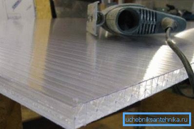 Cięcie materiału za pomocą elektronarzędzi. Cięcie materiału za pomocą elektronarzędzi.