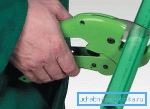 Cięcie plastikowych rur za pomocą specjalnych nożyczek Cięcie plastikowych rur za pomocą specjalnych nożyczek