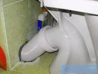 Ręczne czyszczenie falistej toalety