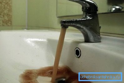 Rdza świadczy o zużyciu rur. Rdza świadczy o zużyciu rur.