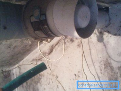 Za pomocą rur z tworzyw sztucznych wentylacja mechaniczna jest łatwo montowana w stodole własnymi rękami. Za pomocą rur z tworzyw sztucznych wentylacja mechaniczna jest łatwo montowana w stodole własnymi rękami.