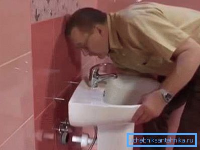 Samodzielna instalacja zawieszonej umywalki na miejscu