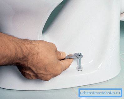 Śruba hydrauliczna z plastikową podkładką i ozdobną nasadką. Śruba hydrauliczna z plastikową podkładką i ozdobną nasadką.