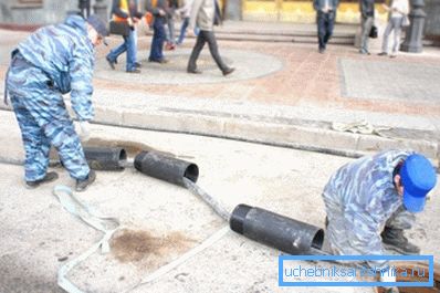 Fragmenty rurociągu są ciągnięte po uderzeniu Fragmenty rurociągu są ciągnięte po uderzeniu