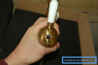 Teraz przełączniki z korka można znaleźć w stylizowanych retro urządzeniach sanitarnych.