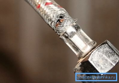 Węże o niskiej jakości są często rozdarte i zalane w pokoju.