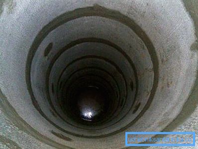 Zaleca się uszczelnienie szwów między pierścieniami zaprawą cementową. W ten sposób zablokujemy drogę brudnej wody deszczowej z powierzchni. Zaleca się uszczelnienie szwów między pierścieniami zaprawą cementową. W ten sposób zablokujemy drogę brudnej wody deszczowej z powierzchni.