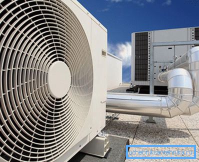 Sprzęt energetyczny znajduje się zazwyczaj na zewnątrz budynku i jest podłączony za pomocą specjalnych rur. Sprzęt energetyczny znajduje się zazwyczaj na zewnątrz budynku i jest podłączony za pomocą specjalnych rur.