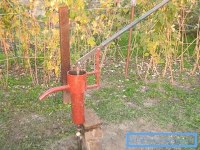 Dobrze z pompą ręczną na daczy Dobrze z pompą ręczną na daczy