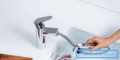 Wyciągany zlew kranowy jest wygodny do mycia naczyń Wyciągany zlew kranowy jest wygodny do mycia naczyń