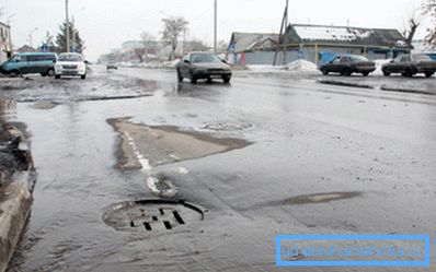 Zawartość wody deszczowej jest zrzucana do stawu lub na relief bez czyszczenia. Zawartość wody deszczowej jest zrzucana do stawu lub na relief bez czyszczenia.