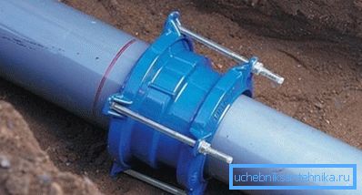 Podłączenie rury kanalizacyjnej za pomocą tego typu produktów jest obowiązkowe przy tworzeniu autostrad