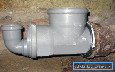 Połączenie plastikowego trójnika z rurą z żeliwa