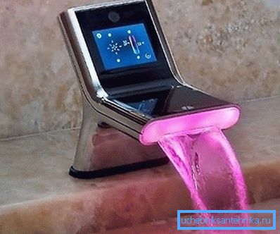 Nowoczesna konstrukcja ze stali nierdzewnej z zainstalowaną elektroniką odpowiedzialną za dostarczanie wody i jej temperaturę Nowoczesna konstrukcja ze stali nierdzewnej z zainstalowaną elektroniką odpowiedzialną za dostarczanie wody i jej temperaturę