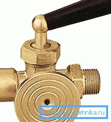 Specjalny zawór trójdrożny ma platformę do montażu manometru
