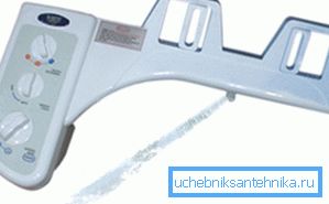Specjalny system, który jest instalowany pod pokrywą i realizuje funkcje bidetu Specjalny system, który jest instalowany pod pokrywą i realizuje funkcje bidetu