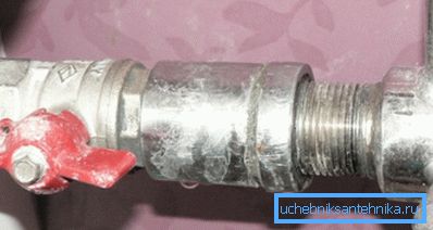 Specjalny łącznik zapewniający właściwe przejście z jednego rodzaju rury na drugi Specjalny łącznik zapewniający właściwe przejście z jednego rodzaju rury na drugi