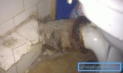 Stare produkty z żeliwa są bardzo trudne do wymiany - proces ten wymaga demontażu większości kanalizacji Stare produkty z żeliwa są bardzo trudne do wymiany - proces ten wymaga demontażu większości kanalizacji