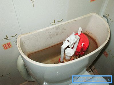 Sądząc po kolorze wody, filtr jest całkowicie zatkany. Sądząc po kolorze wody, filtr jest całkowicie zatkany.