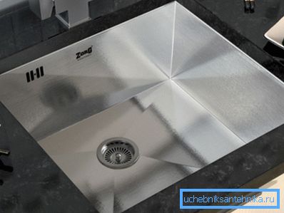 Spawany model ma głęboką miskę i grube ściany. Spawany model ma głęboką miskę i grube ściany.