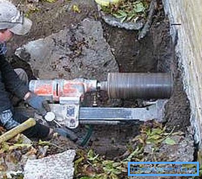 Wiercenie otworów w fundamencie - za pomocą noża z nożem diamentowym Wiercenie otworów w fundamencie - za pomocą noża z nożem diamentowym